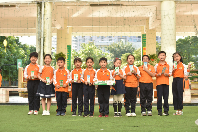 Đông đảo học sinh tại các trường tiểu học và mầm non trên địa bàn thành phố Hà Nội tham gia cuộc thi 'Cùng bé thu gom vỏ hộp giấy' do Tetra Pak tổ chức.