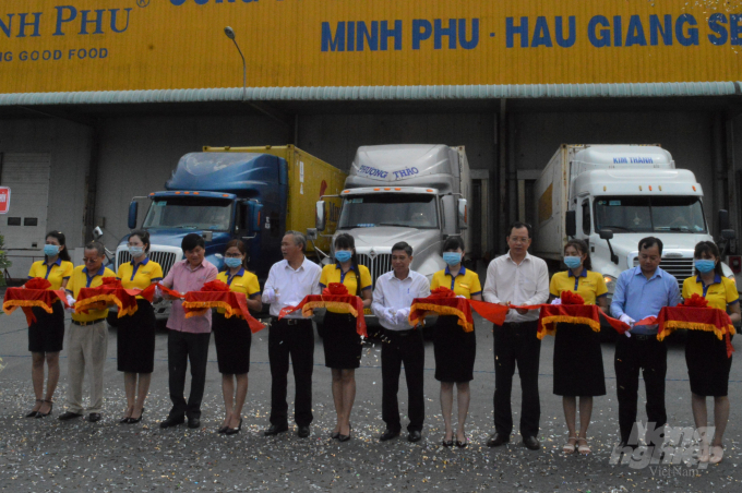 Lễ xuất khẩu lô tôm đầu năm 2021, do Bộ NN-PTNT phối hợp với UBND tỉnh Hậu Giang tổ chức sáng 5/1. Ảnh: Trung Chánh.