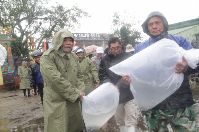 Bộ trưởng Nguyễn Xuân Cường đã trao tặng 2 vạn cá giống cho ngư dân xã Hải Dương sinh sống bên tại đầm phá Tam Giang. Ảnh: Tiến Thành.