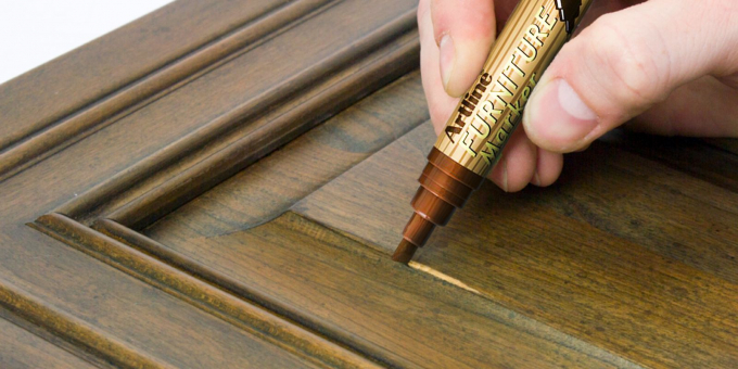 Sử dụng bút màu trùng màu gỗ tô lên vết xước.