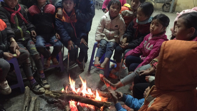 Học sinh vùng cao đốt lửa để sưởi ấm.