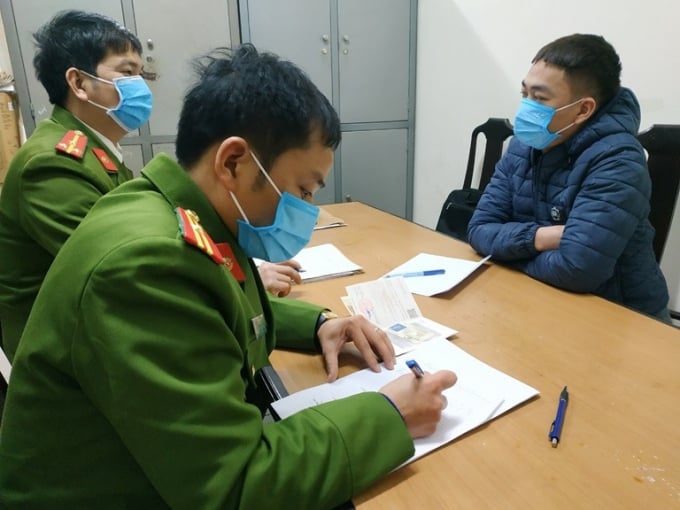 Cơ quan công an lấy lời khai đối tượng Lê Văn Công. 
