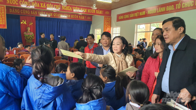 Bà Trương Thị Mai, Trưởng ban Dân vận Trung ương trao quà cho người dân, học sinh ở Trà Leng. Ảnh: L.K. 