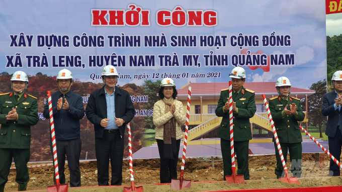 Bà Trương Thị Mai dự lễ khởi công Nhà sinh hoạt cộng đồng xã Trà Leng. Ảnh: L.K. 