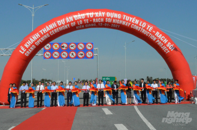 Dự án đầu tư xây dựng tuyến Lộ Tẻ - Rạch Sỏi vừa được Bộ Giao thông Vận tải, phối hợp với UBND tỉnh Kiên Giang và Quỹ Hợp tác Phát triển Kinh tế (Hàn Quốc) tổ chức lễ khánh thành chiều 12/1. Ảnh: Trung Chánh.