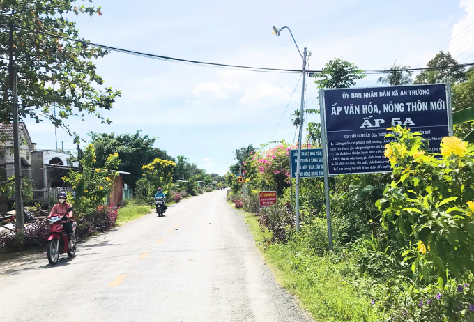 Đường sá thông thoáng, cảnh quan môi trường sạch đẹp tại xã nông thôn mới nâng cao An Trường.  Ảnh: Minh Đảm.