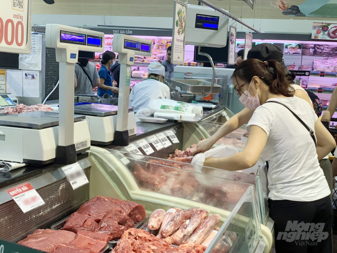 Người tiêu dùng TP.HCM lựa chọn sản phẩm thịt gia súc, gia cầm tại hệ thống siêu thị hiện đại. Ảnh: Nguyễn Thủy.
