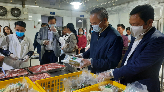 Thứ trưởng Bộ NN-PTNT Phùng Đức Tiến (thứ 2 từ phải sang) kiểm tra nguồn cung lương thực thực phẩm dịp tết Nguyên đán Tân Sửu tại Hà Nội. Ảnh: Nguyên Huân.