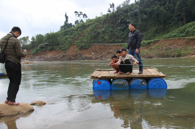 Chiếc bè nhỏ di chuyển trên sông ẩn chứa nhiều nguy hiểm mỗi khi gặp dòng nước chảy xiết hay nước lũ tràn về. Ảnh: L.K.