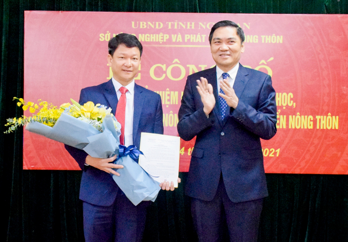 Phó Chủ tịch UBND tỉnh Nghệ An Hoàng Nghĩa Hiếu chúc mừng ông Trần Xuân Học (trái). Ảnh: BNA.