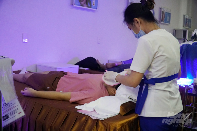 Nhân viên y tế chăm sóc da mặt tại Khoa Thẩm mỹ da Bệnh viện Da liễu TP.HCM. Ảnh: Nguyễn Thủy.