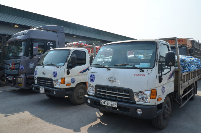 Dàn xe tải bốc hàng trước kho sản phẩm thành phẩm của nhà máy Supe Phốt phát và Hóa chất Lâm Thao. Ảnh: Dương Đình Tường.