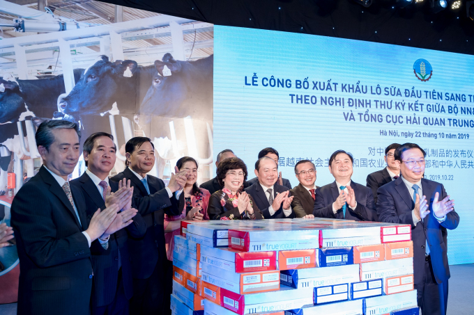 Lô sữa đầu tiên của TH True Milk xuất khẩu sang Trung Quốc ngày 22/10/2019 mở ra tương lai mới cho ngành sữa Việt Nam. Ảnh: TH.