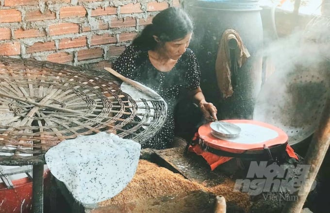 Hầu hết các lò tráng bánh ở Bình Định đều sản xuất bằng phương pháp thủ công. Ảnh: Vũ Đình Thung.
