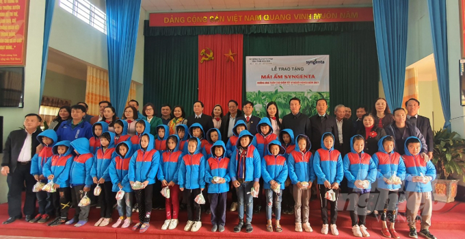 Syngenta Việt Nam trao tặng áo ấm cho trẻ em nghèo tại Thái Nguyên. Ảnh: Syngenta.