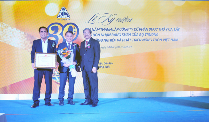 Ông Phạm Văn Đông, Cục trưởng Cục Thú y (ngoài cùng, bên phải) trao tặng Bằng khen của Bộ trưởng Bộ NN-PTNT cho Ban Lãnh đạo MEKOVET. ẢNh: MKV.