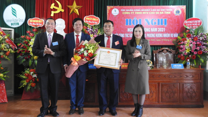 Ghi nhận đóng góp của Công ty cao su Hà Tĩnh, Tập đoàn CNCSVN trao bằng khen cho tập thể đơn vị. Ảnh: Thanh Nga.