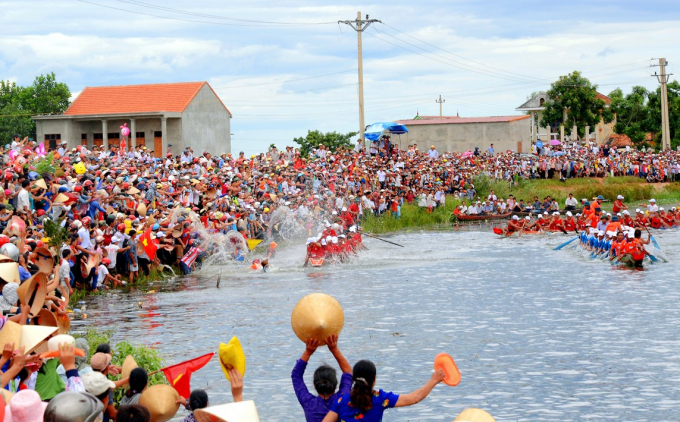 Hàng vạn người dân khắp nơi đổ về hai bên sông Kiến Giang trong ngày Lễ Quốc khánh để xem đua thuyền. Ảnh: Hoàng An.