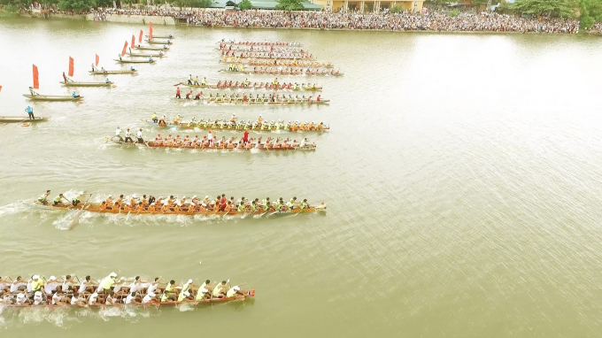 Lễ hội đua thuyền trong dịp Lễ Quốc khánh trên sông Kiến Giang ở Lệ Thủy. Ảnh: N.Tâm.