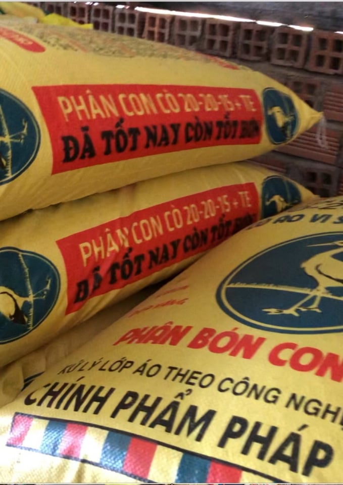 Hàng trăm bao phân bón Con Cò của Công ty Cò Vàng Pháp Quốc đang được bán tại đại lý Phước Thọ.(cắt từ Video clip). Ảnh: Đức Trung.