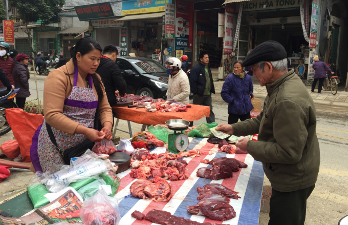 Thị trường tiêu thụ thịt trâu, bò tại Cao Bằng suy giảm từ khi xuất hiện bệnh viêm da nổi cục. Ảnh: Công Hải.