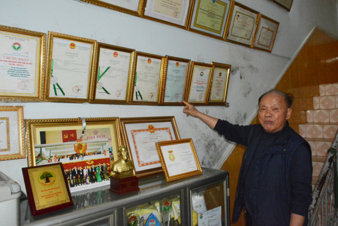 Ông Vũ Hữu Lê giới thiệu những phần thưởng Chứng nhận bảo hộ độc quyền.
