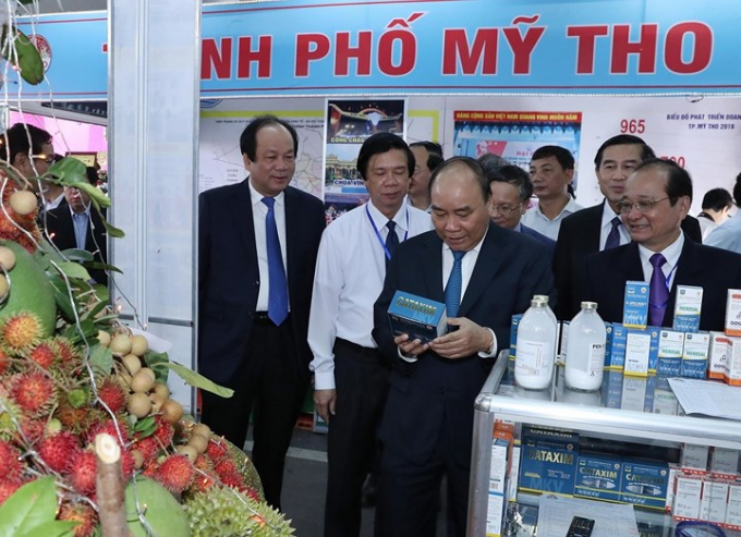 Thủ tướng Chính phủ Nguyễn Xuân Phúc tham quan gian hàng trưng bày sản phẩm của MEKOVET tại Triển lãm thành tựu phát triển doanh nghiệp tỉnh Tiền Giang. Ảnh: MKV.