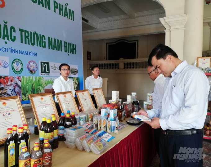 Các đại biểu tham quan gian hàng trưng bày sản phẩm OCOP tỉnh Nam Định. Ảnh: Mai Chiến.