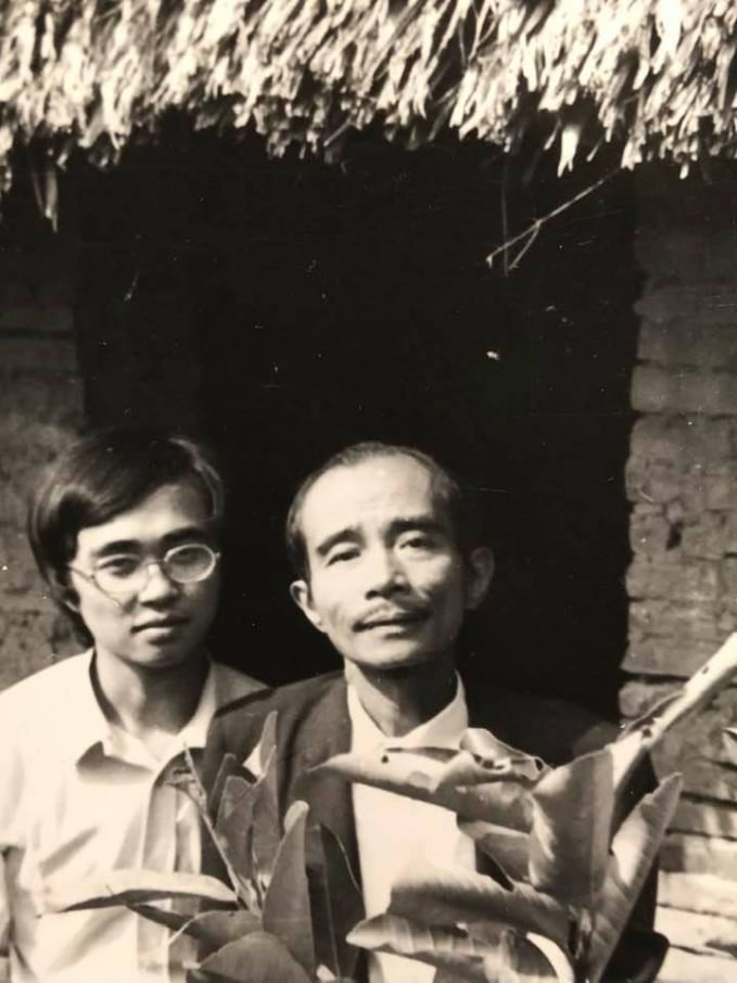 Nghệ sĩ Nhân dân Đặng Thái Sơn và bố, tại Hà Nội năm 1983.