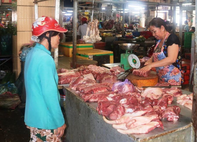 Hàng thịt heo bán tại chợ Cần Thơ. Ảnh: NVC.
