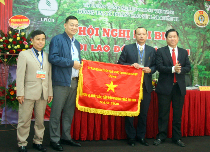 Ông Lê Thanh Hưng (ngoài cùng bên phải),Phó Tổng Giám đốc Tập đoàn Công nghiệp Cao su Việt Nam tặng Cờ thi đua của Uỷ ban Quản lý vốn Nhà nước tại doanh nghiệp cho Cao su Lai Châu 2. Ảnh: T.P.