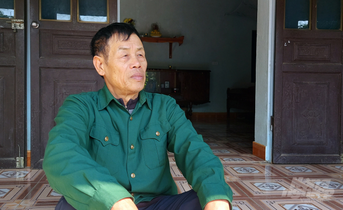 Ông Hương rơm rớm nước mắt khi kể về đứa con gái đang lao động tại Hàn Quốc không thể về nhìn mặt mẹ lần cuối vì đại dịch COVID-19. Ảnh: Võ Dũng.