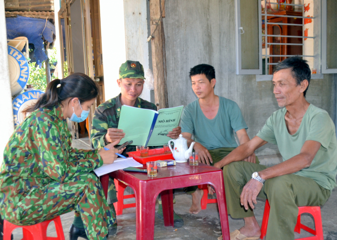 Cán bộ chiến sĩ đồn Biên phòng Lộc Thành tuyên truyền phòng chống dịch cho cư dân biên giới.