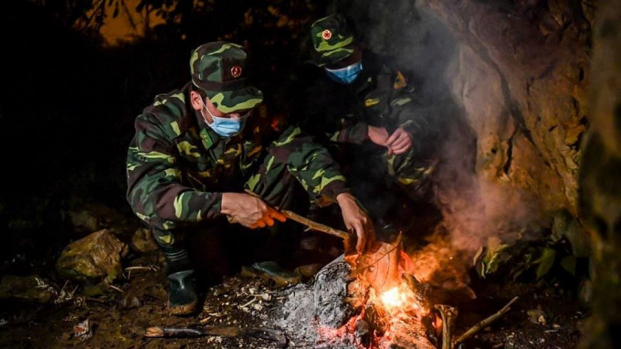 Cán bộ chiến sĩ Biên phòng Bình Phước ngủ lán, nằm rừng 'đánh án'.