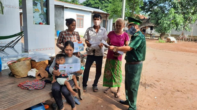 Cán bộ chiến sĩ đồn Biên phòng Lộc Thành tuyên truyền phòng chống dịch cho cư dân biên giới.