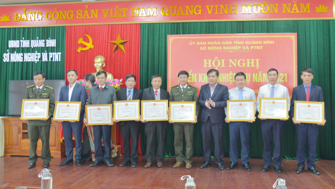 Ông Đoàn Ngọc Lâm, Phó Chủ tịch Thường trực UBND tỉnh Quảng Bình tặng Bằng khen của UBND tỉnh cho các tập thể và cá nhân có thành tích xuất sắc.