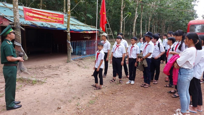 Cán bộ chiến sĩ đồn Biên phòng Lộc Thành tuyên truyền phòng chống dịch cho cư dân biên giới.