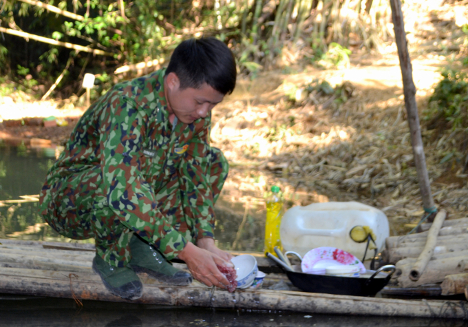 Cán bộ chiến sĩ Biên phòng Bình Phước sinh hoạt ngay tại rừng.