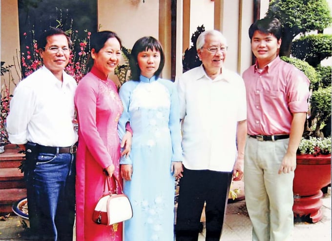 Thủ tướng Võ Văn Kiệt cùng gia đình con trai Phan Thanh Nam. Ảnh: TLGĐ.