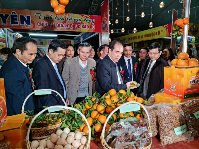 Các đại biểu tham quan gian hàng nông sản tại Hội chợ OCOP Tuyên Quang. Ảnh: Đào Thanh.