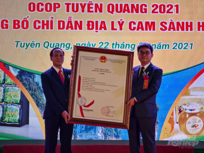 Hội chợ OCOP cũng công bố chỉ dẫn địa lý Cam sành Hàm Yên. Ảnh: Đào Thanh.