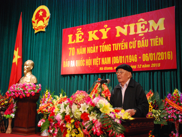 Ông Vừ Mí Kẻ phát biểu tại Lễ Kỷ niệm 70 năm Quốc hội (2015).