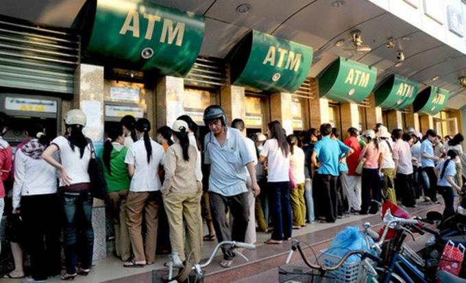 Người dân xếp hàng dài chờ rút tiền ở ATM. Ảnh minh họa.