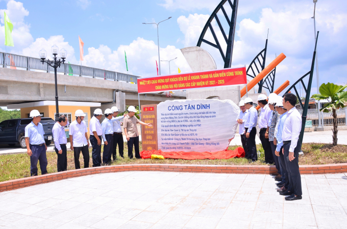 Bộ trưởng Bộ NN-PTNT Nguyễn Xuân Cường (trên cùng hàng bên trái) ban giao cống Tân Dinh cho hai địa phương Trà Vinh và Vĩnh Long. Ảnh: Minh Đảm.