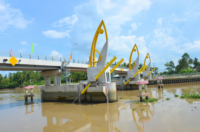 Cống Vũng Liêm, một trong các công trình kiểm soát mặn - ngọt tiến tiến nhất Việt Nam. Ảnh: Minh Đảm.