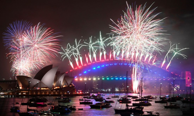 Nhà hát opera và cầu cảng Sydney dưới màn pháo hoa rực rỡ mừng năm mới. Ảnh: AFP.