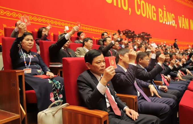Các đại biểu biểu quyết tại phiên trù bị Đại hội lần thứ XIII của Đảng.