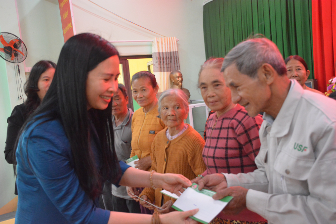 Bà Trần Lan Phương, Phó Tổng Giám đốc Ngân hàng chính sách xã hội Việt Nam tặng quà tại xã Tịnh Hiệp