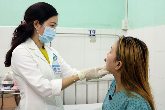 BS.CK2 Võ Thị Đoan Phượng, Trưởng khoa Lâm sàng 1- Bệnh viện Da Liễu TP.HCM thăm khám cho bệnh nhân bị biến chứng sau xăm môi. Ảnh: BVCC.
