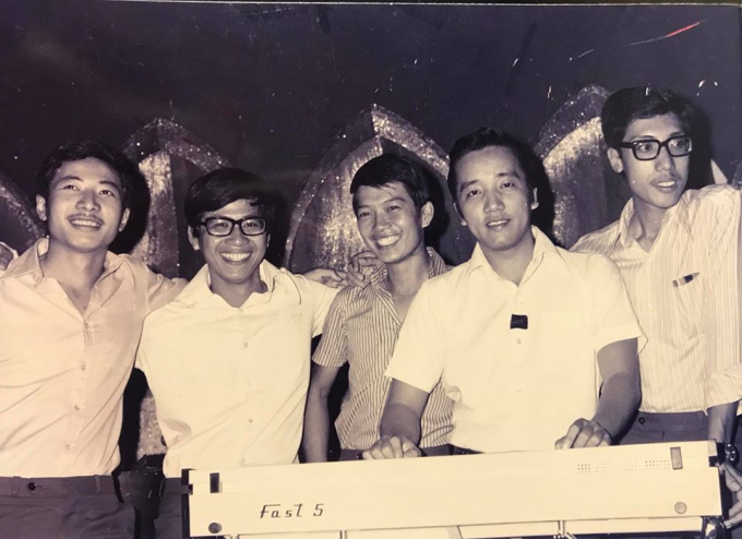 Ban nhạc Phương Hoàng thuở ban đầu với 5 thành viên.